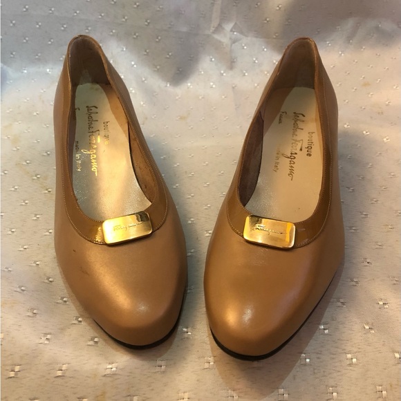 Sleek and elegant Salvatore Ferragamo pumps. Almost new! - Picture 2 of 10
